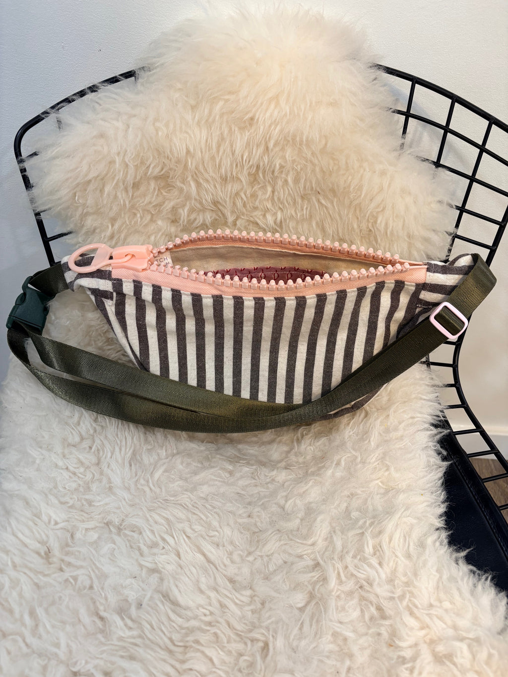 Crossbody - black white striped pink zip