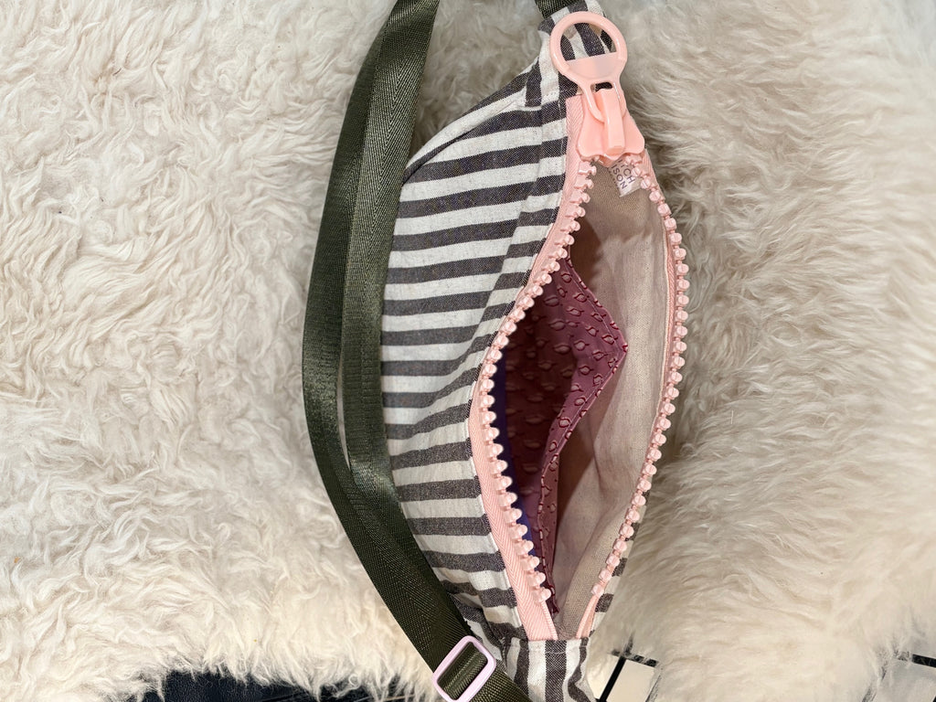 Crossbody - black white striped pink zip