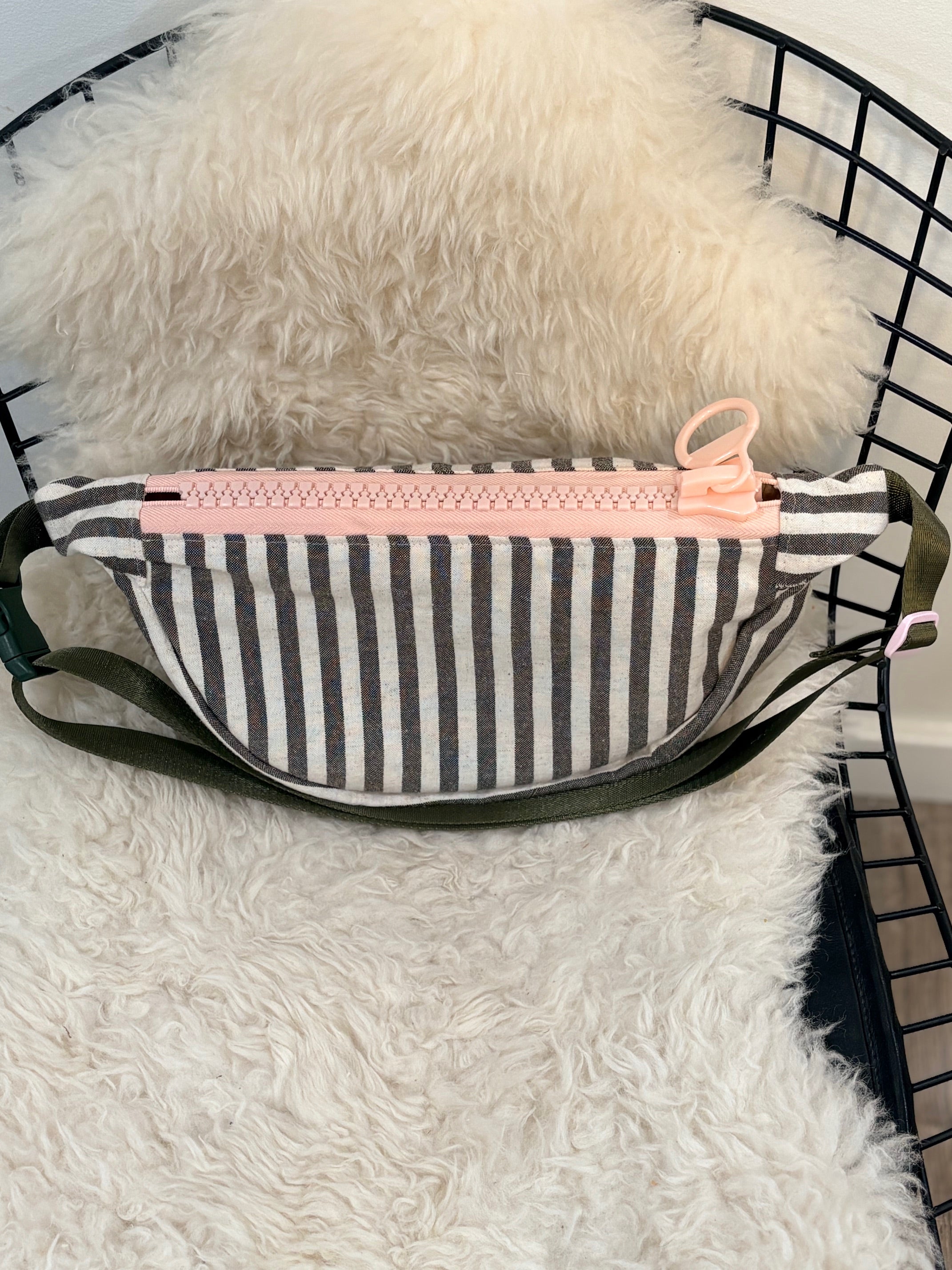Crossbody - black white striped pink zip