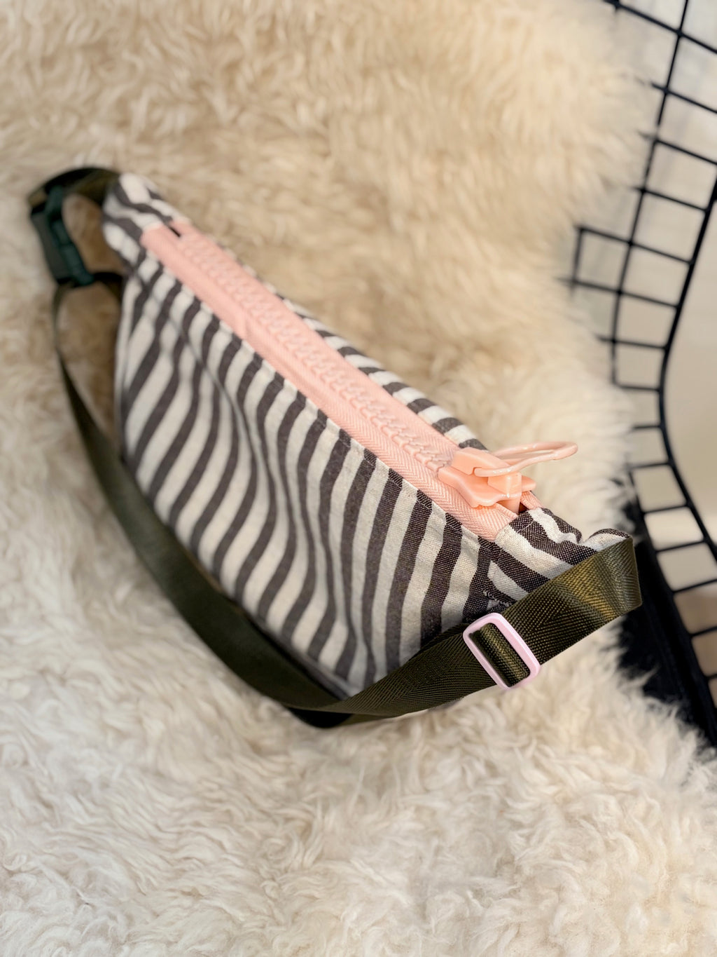 Crossbody - black white striped pink zip