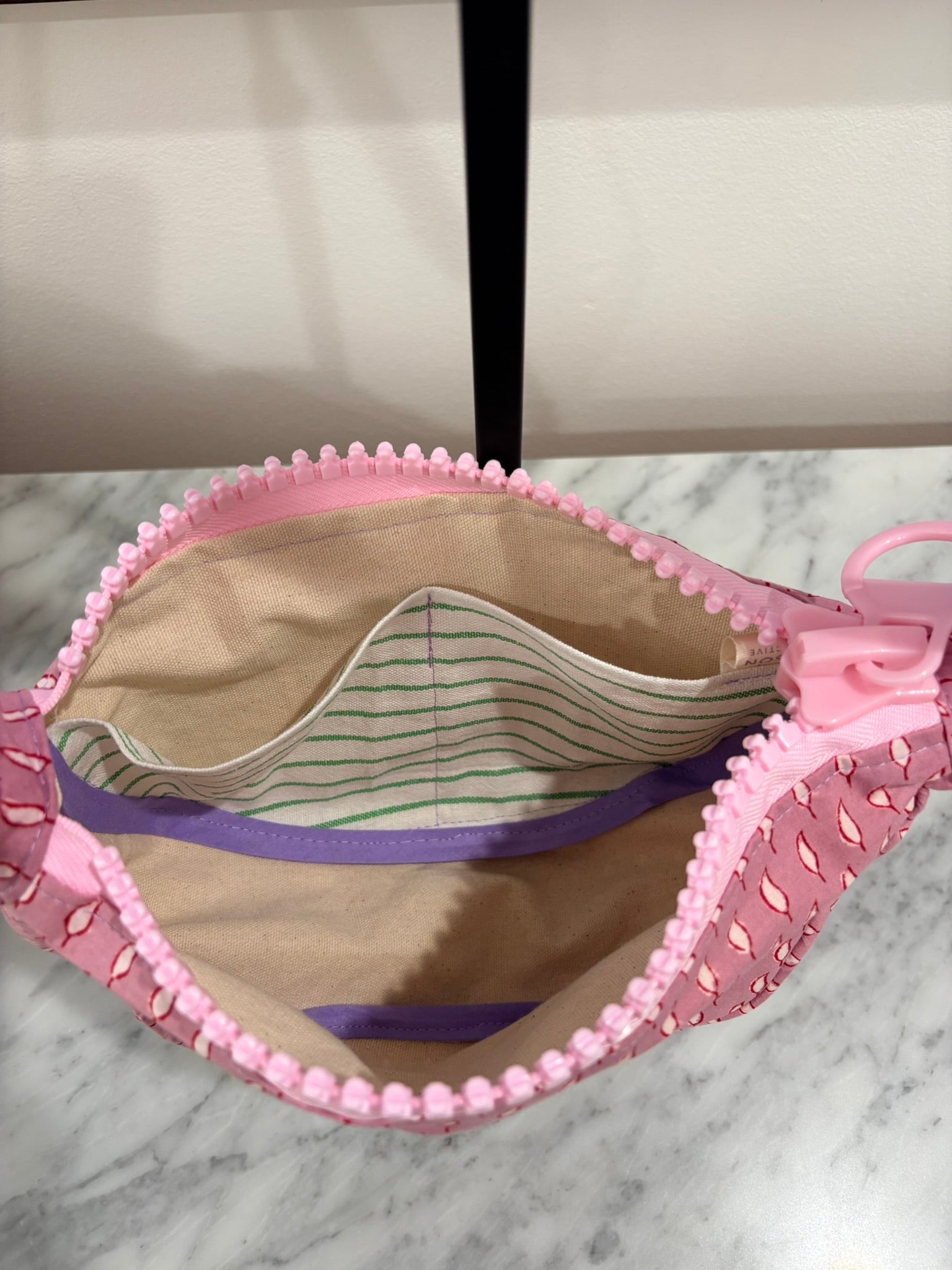 Crossbody - Pink pattern and pink zip