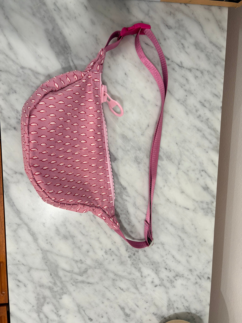 Crossbody - Pink pattern and pink zip
